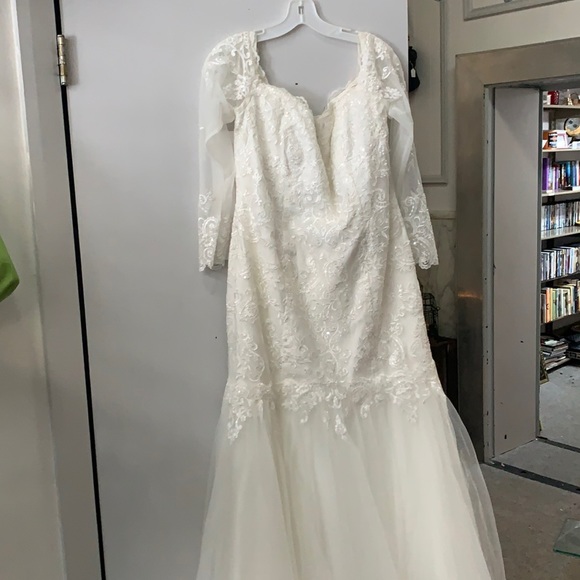 Dresses & Skirts - Plus size wedding dress